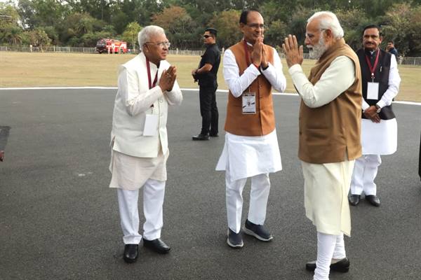 प्रधानमंत्री श्री मोदी को राज्यपाल श्री पटेल और मुख्यमंत्री श्री चौहान ने दी भावभीनी विदाई